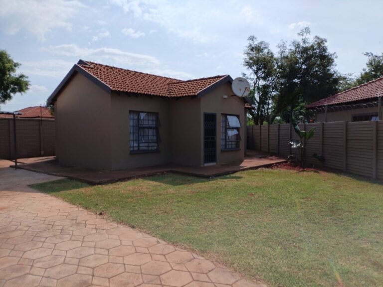 Modern 3-Bedroom Home in Secure 24-Hour Access Complex – Prime Location