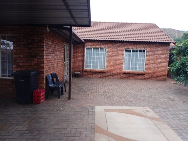 Spacious 3-Bedroom Townhouse with Double Garage in Quiet Amandasig – Priced to Sell!