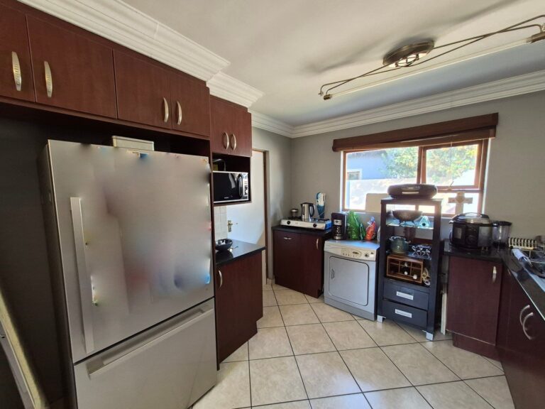 Beautiful Tuscan style house in Thatchfield Security Estate.