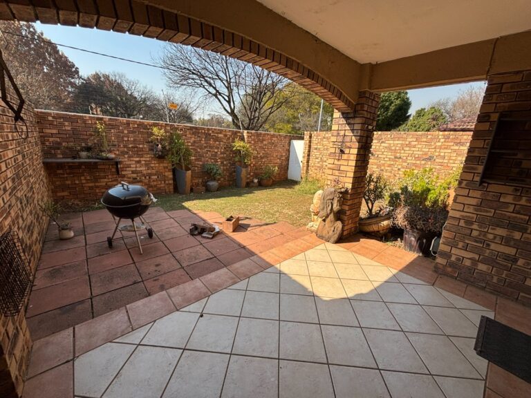 4 bedroom townhouse in Die Hoewes