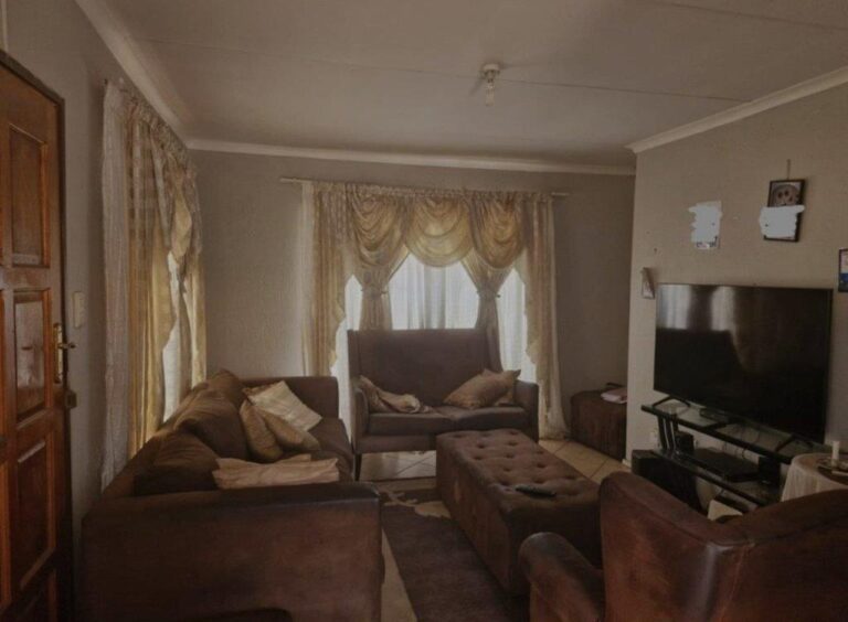 FOR SALE | SPACIOUS 3 BEDROOM FAMILY HOME IN THE ORCHARDS