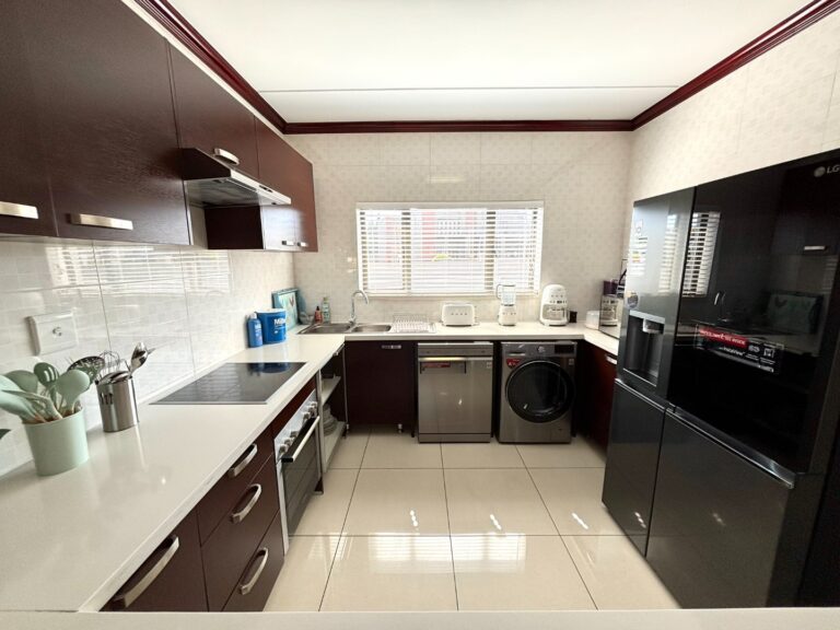 Upmarket top-floor apartment in Lake Xanadu Estate – Exclusive Mandate