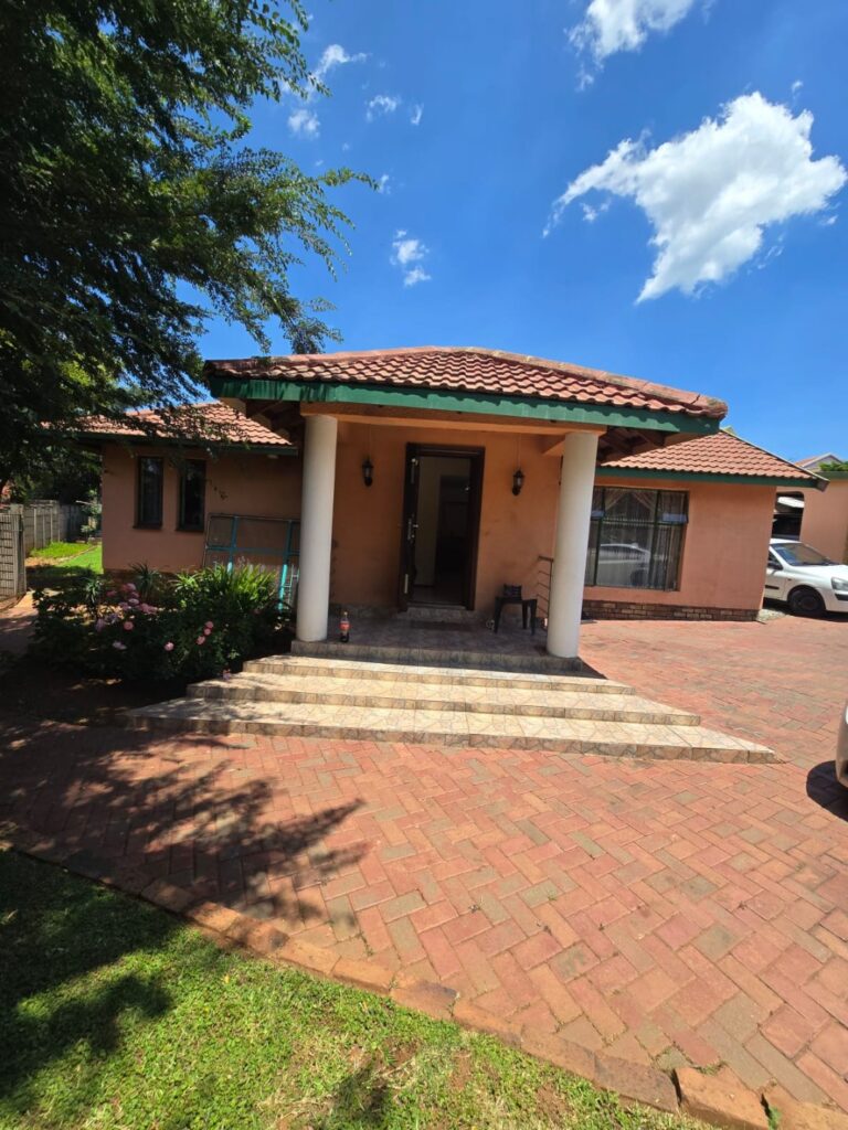 4 Bedroom Family Home / 3 Bedroom Home with Flat