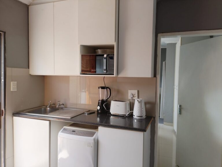 Modern 3-Bedroom Home in Secure 24-Hour Access Complex – Prime Location