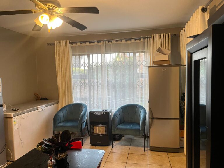 3-Bedroom Townhouse with Spacious Private Garden in Die Hoewes- No loadshedding
