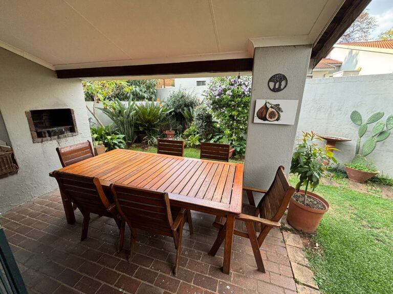 Chic Die Hoewes Townhouse with Pet Friendly Garden