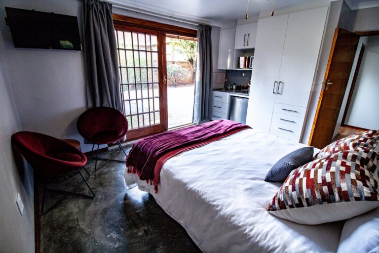 Modern Bachelor/ette Pad | Ideal For Students Or Single Professionals and/or Retirees| Secure Your New Landing Spot Now!