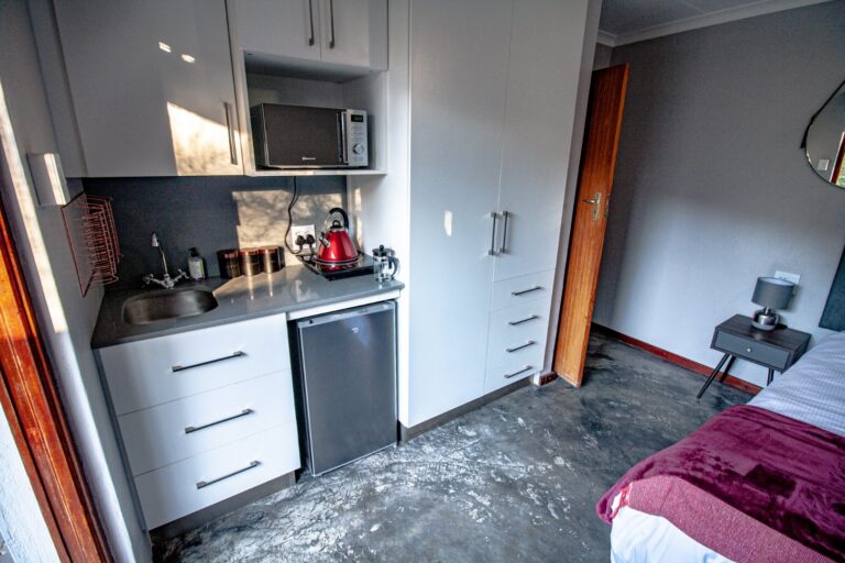 Modern Bachelor/ette Pad | Ideal For Students Or Single Professionals and/or Retirees| Secure Your New Landing Spot Now!