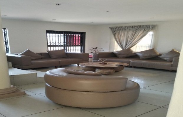 MODERN & LARGE FAMILY HOME..