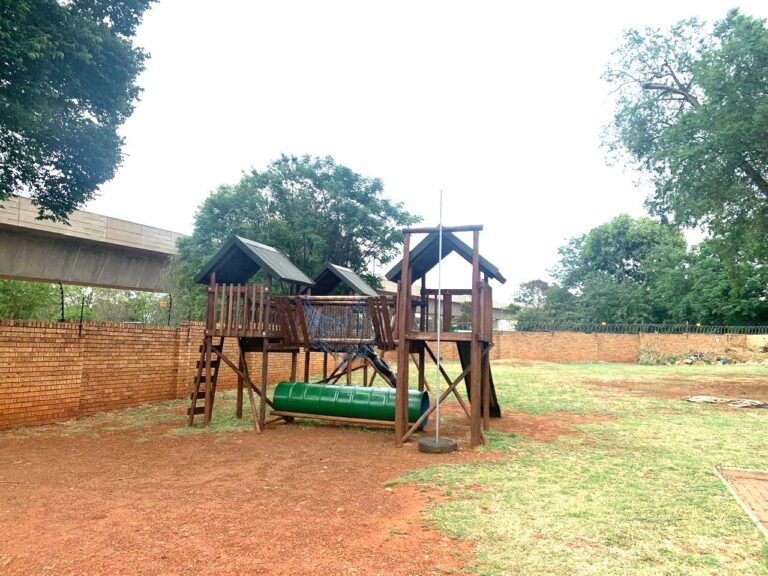 2 Bedroom Apartment for Sale in Die Hoewes- No loadshedding