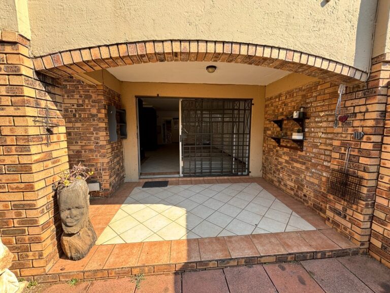 4 bedroom townhouse in Die Hoewes