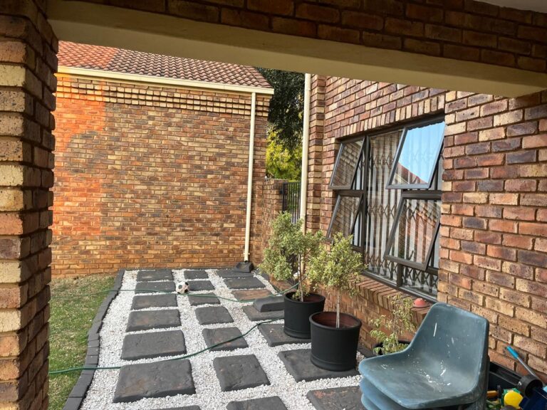 3-Bedroom Townhouse with Spacious Private Garden in Die Hoewes- No loadshedding