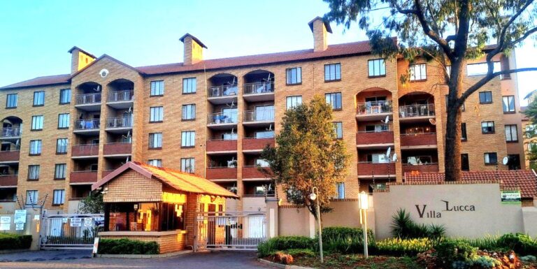 2 Bedroom Apartment for Sale in Die Hoewes- No loadshedding