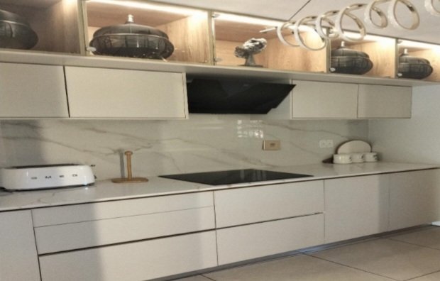 MODERN & LARGE FAMILY HOME..