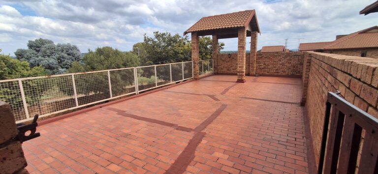 3 Bedroom 2 bathroom 2 Garages apartment