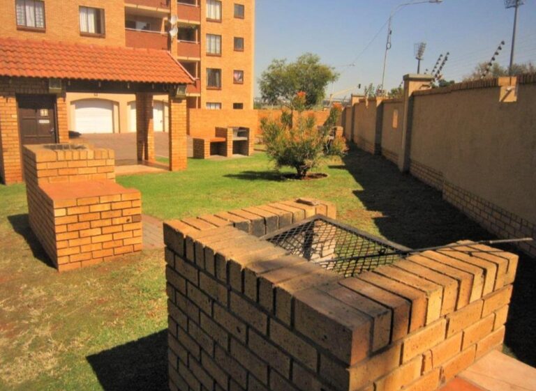 2 Bedroom Apartment for Sale in Die Hoewes- No loadshedding