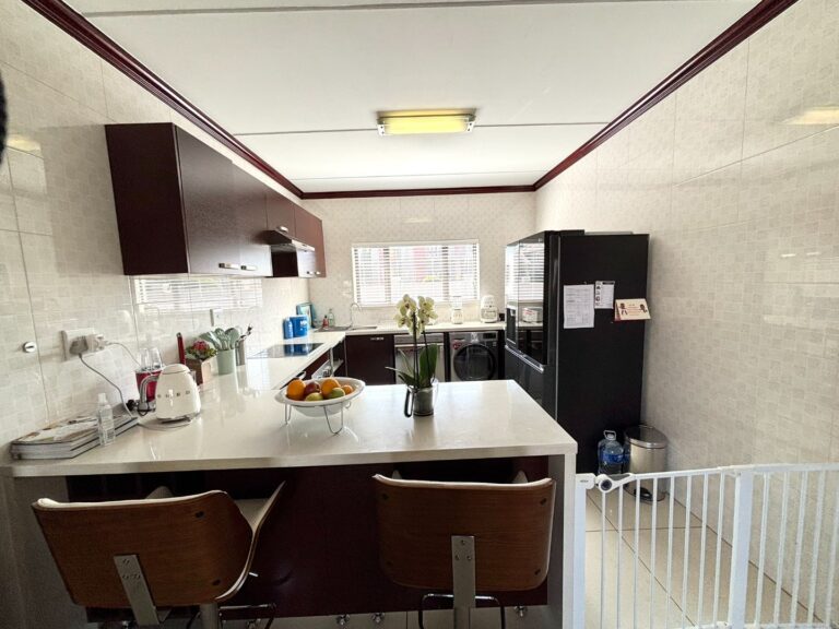 Upmarket top-floor apartment in Lake Xanadu Estate – Exclusive Mandate