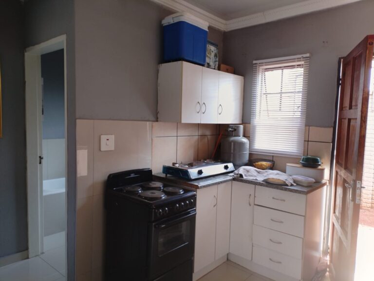 Modern 3-Bedroom Home in Secure 24-Hour Access Complex – Prime Location