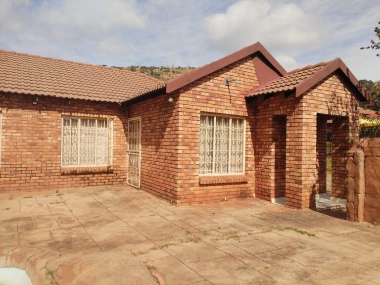 PRICED TO SELL – SPACIOUS 3 BEDROOM TOWNHOUSE IN AMANDASIG!