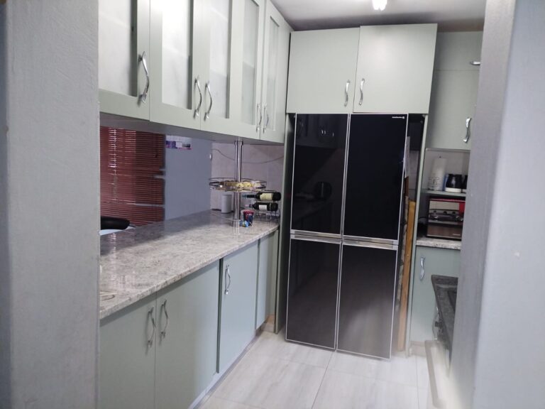 Spacious 3-Bedroom Townhouse with Double Garage in Quiet Amandasig – Priced to Sell!