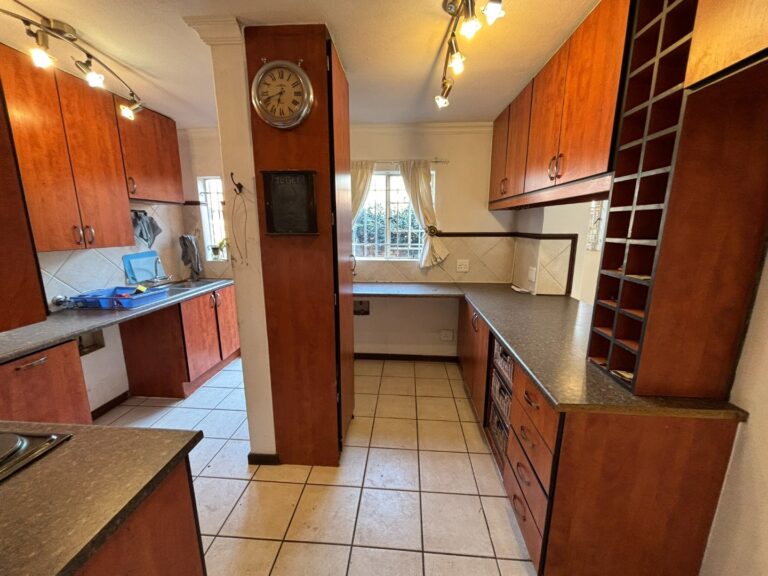 4 bedroom townhouse in Die Hoewes