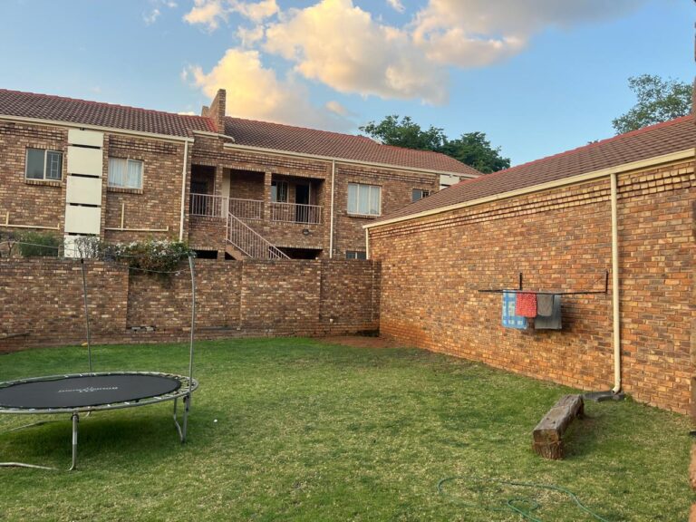 3-Bedroom Townhouse with Spacious Private Garden in Die Hoewes- No loadshedding