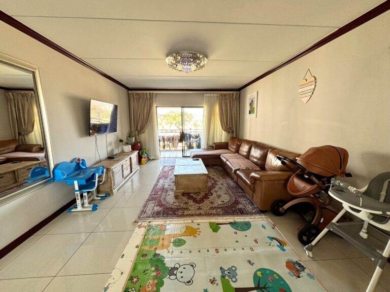 Upmarket top-floor apartment in Lake Xanadu Estate – Exclusive Mandate