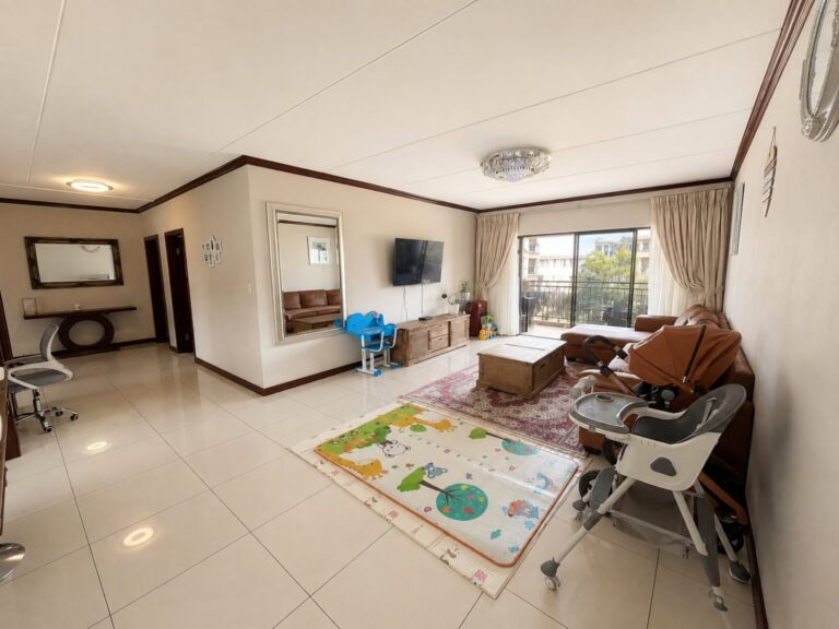 Upmarket top-floor apartment in Lake Xanadu Estate – Exclusive Mandate