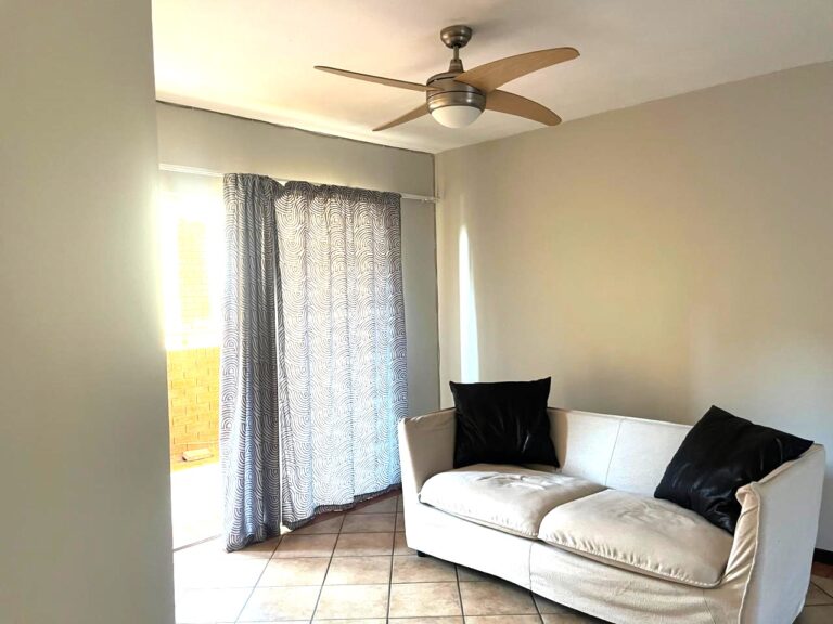 2 Bedroom Apartment for Sale in Die Hoewes- No loadshedding