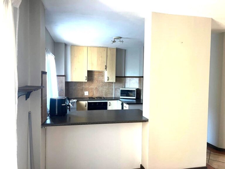 2 Bedroom Apartment for Sale in Die Hoewes- No loadshedding