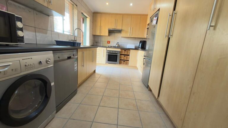 4 Bedroom Family Home / 3 Bedroom Home with Flat
