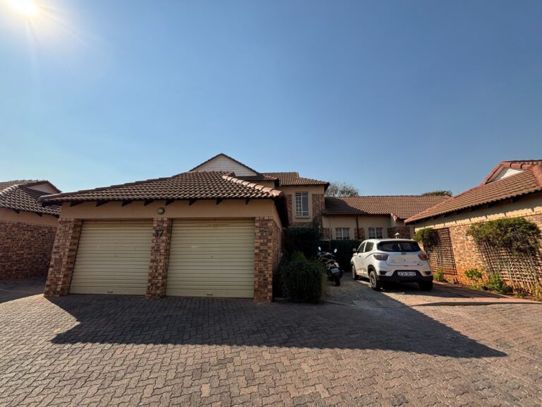 4 bedroom townhouse in Die Hoewes