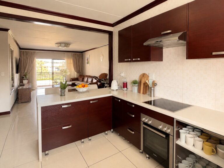 Upmarket top-floor apartment in Lake Xanadu Estate – Exclusive Mandate