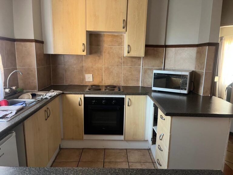 3-Bedroom Townhouse with Spacious Private Garden in Die Hoewes- No loadshedding