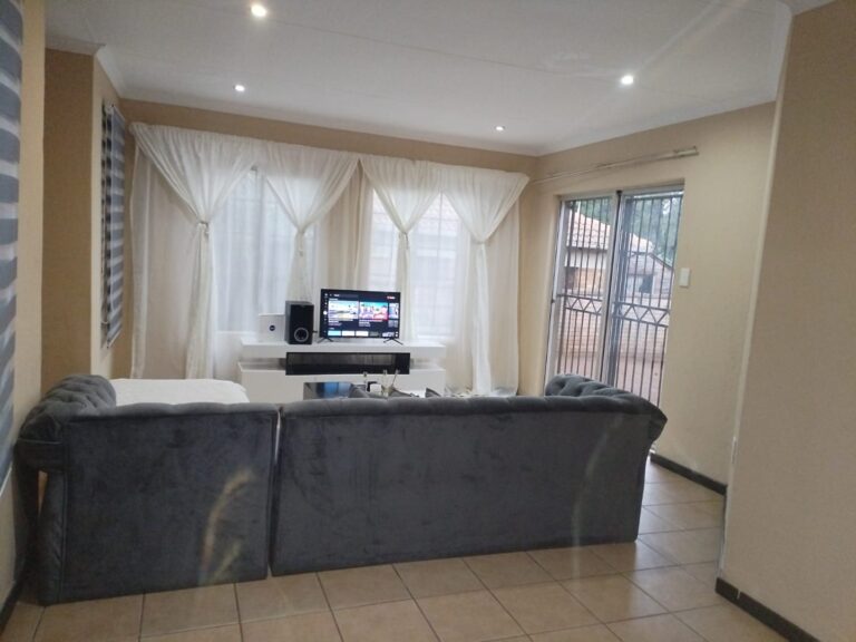 Charming 2 -Bedroom Full Tittle Home in Theresapark