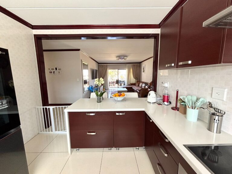 Upmarket top-floor apartment in Lake Xanadu Estate – Exclusive Mandate