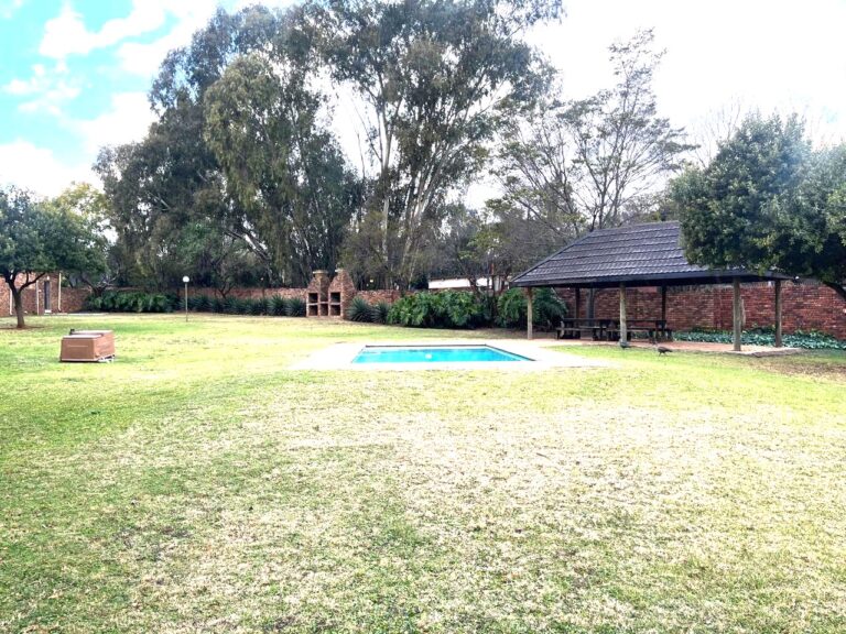 3-Bedroom Townhouse with Spacious Private Garden in Die Hoewes- No loadshedding