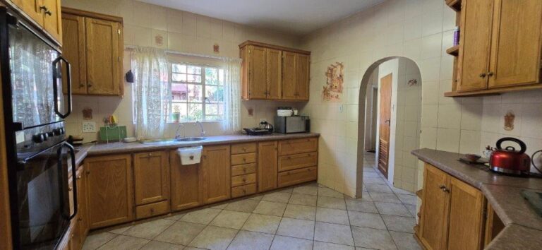 Stunning Spacious 6 Bedroom Family Home for Sale in Amandasig