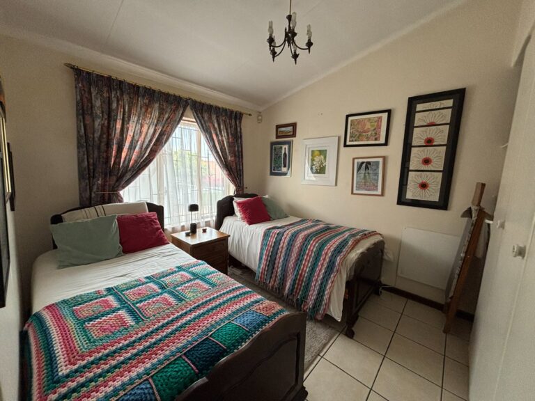 Chic Die Hoewes Townhouse with Pet Friendly Garden