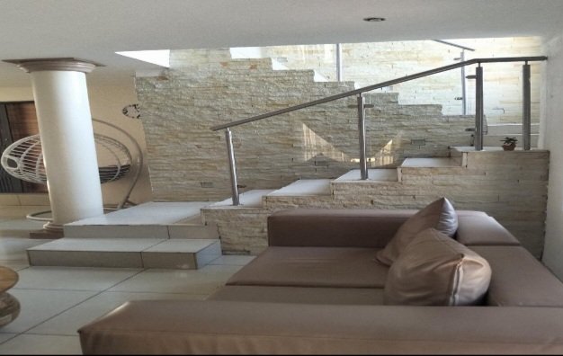 MODERN & LARGE FAMILY HOME..