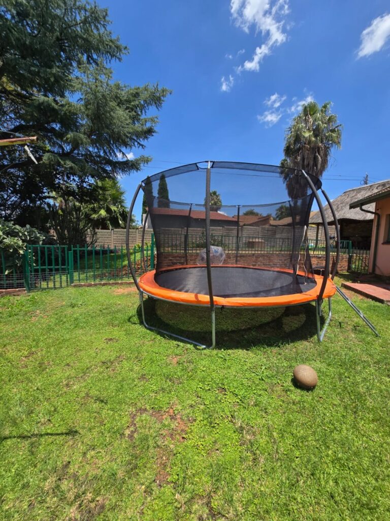 4 Bedroom Family Home / 3 Bedroom Home with Flat