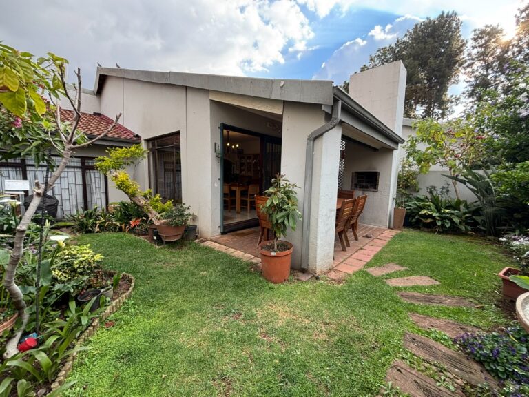Chic Die Hoewes Townhouse with Pet Friendly Garden