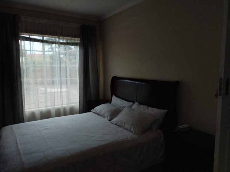 Spacious 3-Bedroom Townhouse with Double Garage in Quiet Amandasig – Priced to Sell!