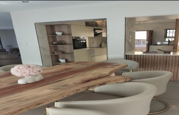 MODERN & LARGE FAMILY HOME..