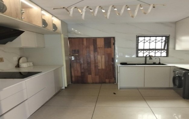 MODERN & LARGE FAMILY HOME..