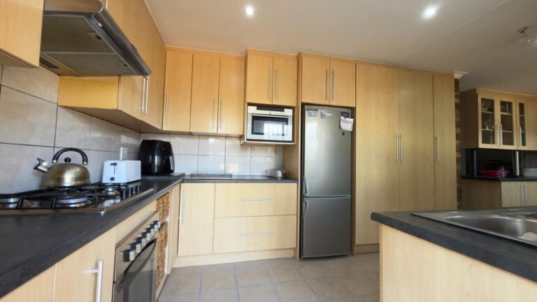 4 Bedroom Family Home / 3 Bedroom Home with Flat