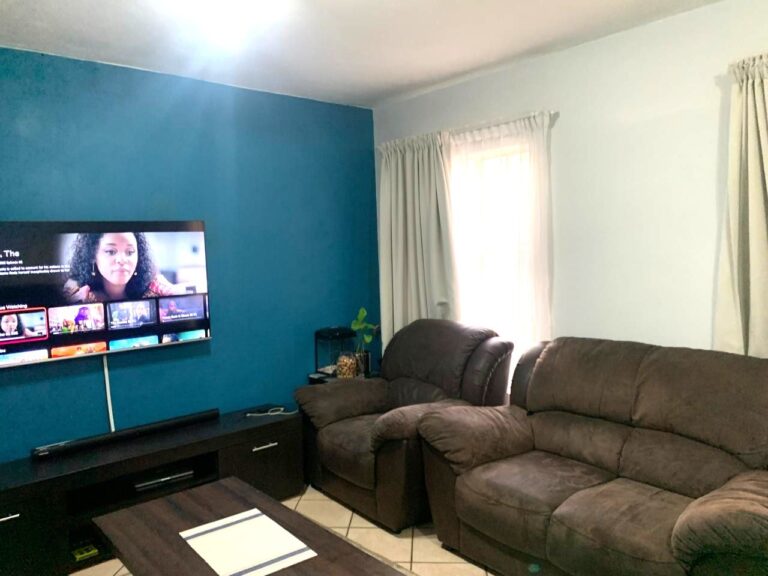 2 Bedroom first floor Apartment in Die Hoewes No loadshedding