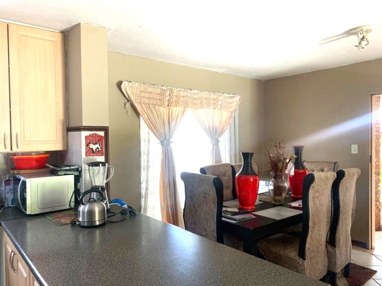 Charming 2-Bedroom First-Floor Apartment in a Secure Complex – Die Hoewes, Centurion