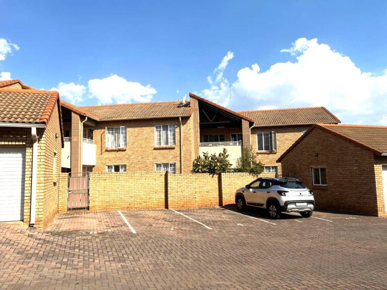 Charming 2-Bedroom First-Floor Apartment in a Secure Complex – Die Hoewes, Centurion