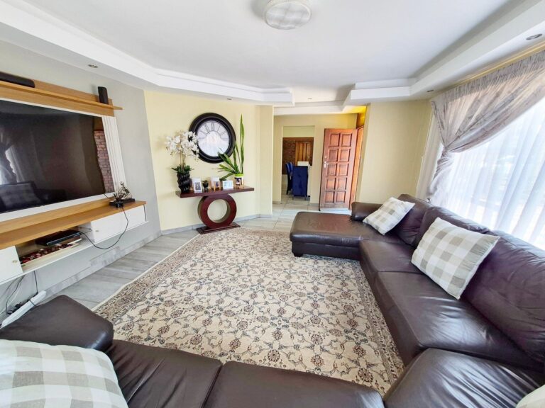 Updated Family Home with huge back yard in Rooihuiskraal